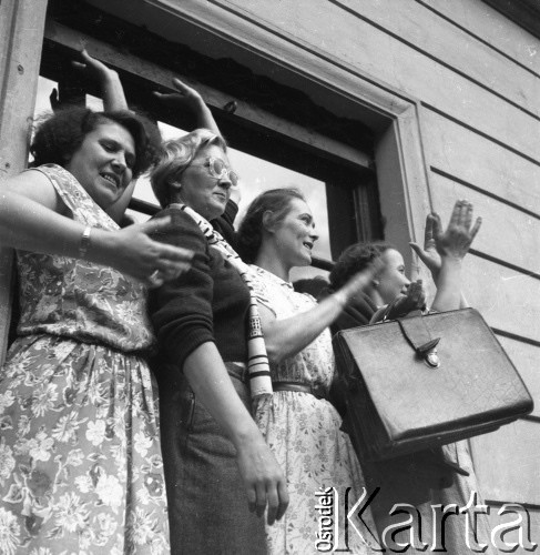 31.07.1955 - 4.08.1955, Warszawa, Polska.
V Światowy Festiwal Młodzieży i Studentów o Pokój i Przyjaźń. Publiczność w czasie uroczystości na ul. Nowy Świat.
Fot. Irena Jarosińska, zbiory Ośrodka KARTA