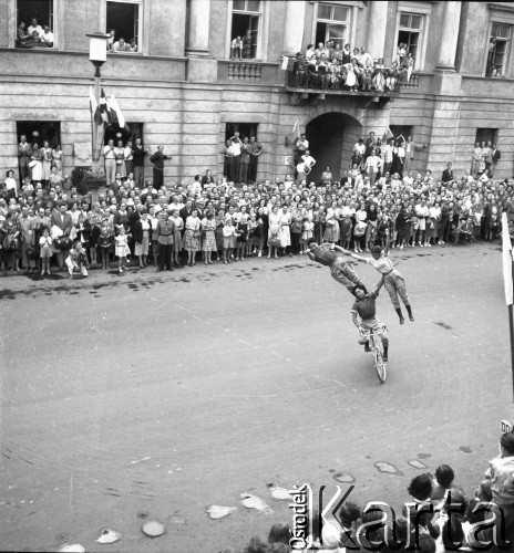 31.07.1955 - 4.08.1955, Warszawa, Polska.
V Światowy Festiwal Młodzieży i Studentów o Pokój i Przyjaźń. Akrobaci na ul. Nowy Świat.
Fot. Irena Jarosińska, zbiory Ośrodka KARTA