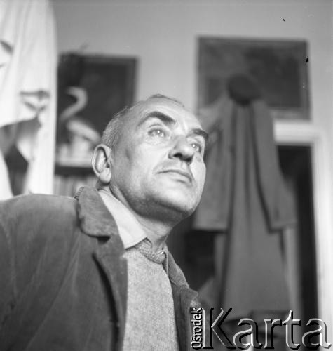 Lata 60., Warszawa, Polska.
Rzeźbiarz Alfons Karny w swoim domu.
Fot. Irena Jarosińska, zbiory Ośrodka KARTA
