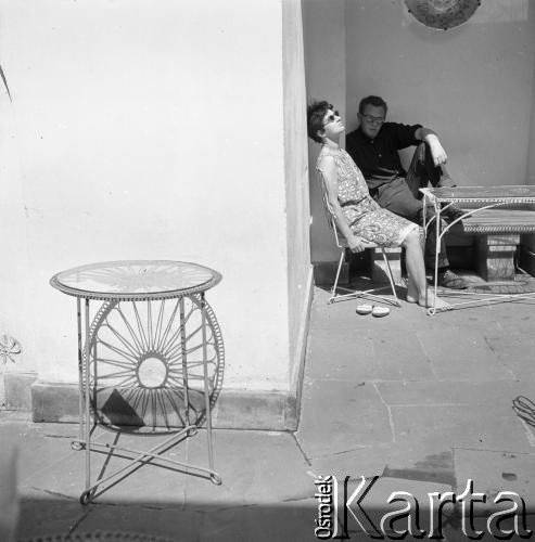 Po 1959, Warszawa, Polska.
Aktorka Teatru na Tarczyńskiej, malarka Maria Fabicka z mężem Bogusławem Choińskim, poetą i scenarzystą.
Fot. Irena Jarosińska, zbiory Ośrodka KARTA
