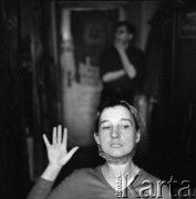 Po 1959, Warszawa, Polska.
Aktorka Teatru na Tarczyńskiej, malarka Maria Fabicka z mężem Bogusławem Choińskim, poetą i scenarzystą.
Fot. Irena Jarosińska, zbiory Ośrodka KARTA
