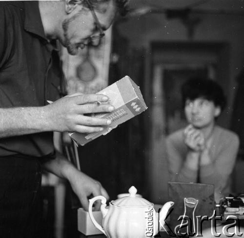 Po 1959, Warszawa, Polska.
Aktorka Teatru na Tarczyńskiej, malarka Maria Fabicka z mężem Bogusławem Choińskim, poetą i scenarzystą.
Fot. Irena Jarosińska, zbiory Ośrodka KARTA