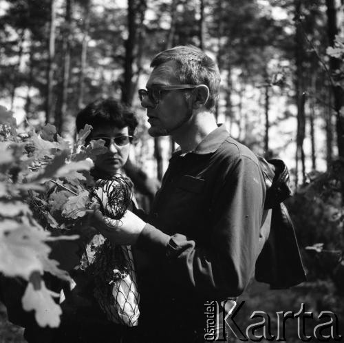 Po 1959, Warszawa, Polska.
Aktorka Teatru na Tarczyńskiej, malarka Maria Fabicka z mężem Bogusławem Choińskim, poetą i scenarzystą.
Fot. Irena Jarosińska, zbiory Ośrodka KARTA