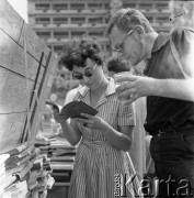 Po 1959, Warszawa, Polska.
Aktorka Teatru na Tarczyńskiej, malarka Maria Fabicka z mężem Bogusławem Choińskim, poetą i scenarzystą.
Fot. Irena Jarosińska, zbiory Ośrodka KARTA
