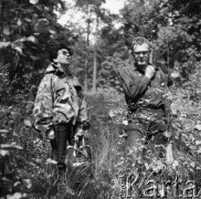 Po 1959, Warszawa, Polska.
Aktorka Teatru na Tarczyńskiej, malarka Maria Fabicka z mężem Bogusławem Choińskim, poetą i scenarzystą, podczas spaceru.
Fot. Irena Jarosińska, zbiory Ośrodka KARTA