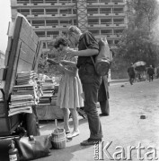 Po 1959, Warszawa, Polska.
Aktorka Teatru na Tarczyńskiej, malarka Maria Fabicka z mężem Bogusławem Choińskim, poetą i scenarzystą, przy ulicznym straganie z książkami.
Fot. Irena Jarosińska, zbiory Ośrodka KARTA
