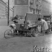 Po 1959, Warszawa, Polska.
Aktorka Teatru na Tarczyńskiej, malarka Maria Fabicka z mężem Bogusławem Choińskim, poetą i scenarzystą,  przeglądają książki.
Fot. Irena Jarosińska, zbiory Ośrodka KARTA
