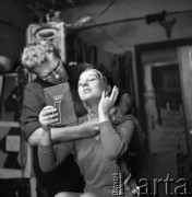 Po 1959, Warszawa, Polska.
Aktorka Teatru na Tarczyńskiej, malarka Maria Fabicka z mężem Bogusławem Choińskim, poetą i scenarzystą.
Fot. Irena Jarosińska, zbiory Ośrodka KARTA