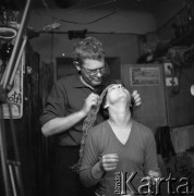 Po 1959, Warszawa, Polska.
Aktorka Teatru na Tarczyńskiej, malarka Maria Fabicka z mężem Bogusławem Choińskim, poetą i scenarzystą.
Fot. Irena Jarosińska, zbiory Ośrodka KARTA