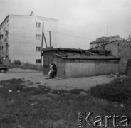 Po 1959, Warszawa, Polska.
Aktorka Teatru na Tarczyńskiej, malarka Maria Fabicka z mężem Bogusławem Choińskim, poetą i scenarzystą. W głębi widoczny blok mieszkalny.
Fot. Irena Jarosińska, zbiory Ośrodka KARTA