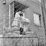 Po 1959, Warszawa, Polska.
Aktorka Teatru na Tarczyńskiej, malarka Maria Fabicka pokazuje mężczyźnie przygotowane przez siebie tkaniny.
Fot. Irena Jarosińska, zbiory Ośrodka KARTA