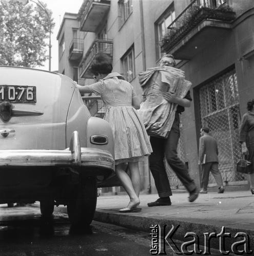 Po 1959, Warszawa, Polska.
Aktorka Teatru na Tarczyńskiej, malarka Maria Fabicka z mężem Bogusławem Choińskim, poetą i scenarzystą, wsiadają do samochodu. 
Fot. Irena Jarosińska, zbiory Ośrodka KARTA