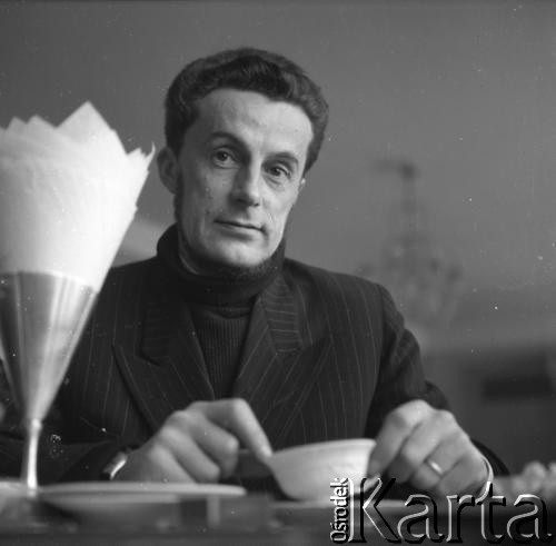 Lata 60., Polska.
Janusz Błażejewski (?) w kawiarni.
Fot. Irena Jarosińska, zbiory Ośrodka KARTA
