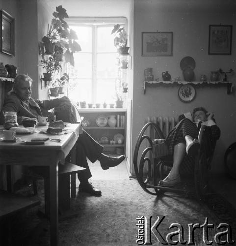 Koniec lat 70., Sopot, Polska.
Powieściopisarka, poetka, publicystka Stanisława Fleszar-Muskat i reżyser Tadeusz Muskat w swoim mieszkaniu.
Fot. Irena Jarosińska, zbiory Ośrodka KARTA