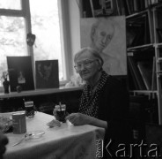 Lata 80., Warszawa, Polska.
Poetka i malarka surrealistyczna Erna Rosenstein w swoim mieszkaniu.
Fot. Irena Jarosińska, zbiory Ośrodka KARTA