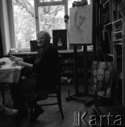 Lata 80., Warszawa, Polska.
Poetka i malarka surrealistyczna Erna Rosenstein w swoim mieszkaniu. W tle widoczne obrazy malarki.
Fot. Irena Jarosińska, zbiory Ośrodka KARTA