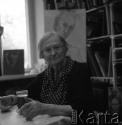 Lata 80., Warszawa, Polska.
Poetka i malarka surrealistyczna Erna Rosenstein.
Fot. Irena Jarosińska, zbiory Ośrodka KARTA
