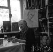 Lata 80., Warszawa, Polska.
Poetka i malarka surrealistyczna Erna Rosenstein.
Fot. Irena Jarosińska, zbiory Ośrodka KARTA