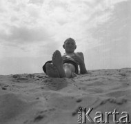 Lata 50., Polska.
Mężczyzna odpoczywa na plaży.
Fot. Irena Jarosińska, zbiory Ośrodka KARTA
