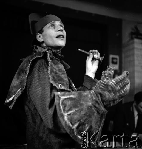 1956, Warszawa, Polska.
Teatr na Tarczyńskiej. Miron Białoszewski w spektaklu 