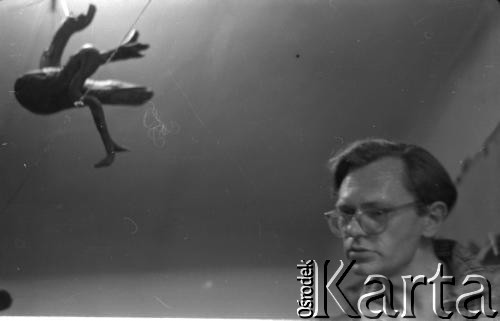 Lata 60., Warszawa, Polska.
Poeta i scenarzysta Bogusław Choiński w swoim mieszkaniu. 
Fot. Irena Jarosińska, zbiory Ośrodka KARTA
