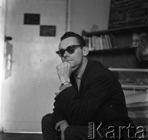 Lata 60., Polska.
Wiesław Prażuch, fotografik i fotoreporter tygodnika ilustrowanego „Świat”.  
Fot. Irena Jarosińska, zbiory Ośrodka KARTA
