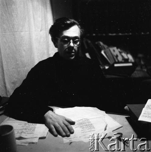 Lata 60., Warszawa, Polska.
Poeta i scenarzysta Bogusław Choiński.
Fot. Irena Jarosińska, zbiory Ośrodka KARTA