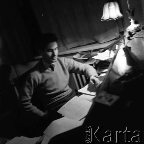 Lata 60., Warszawa, Polska.
Historyk sztuki Andrzej Wat w swoim gabinecie.
Fot. Irena Jarosińska, zbiory Ośrodka KARTA