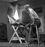 1956, Warszawa, Polska.
Pracownia malarza Andrzeja Mierzejewskiego na Nowym Świecie.
Fot. Irena Jarosińska, zbiory Ośrodka KARTA
