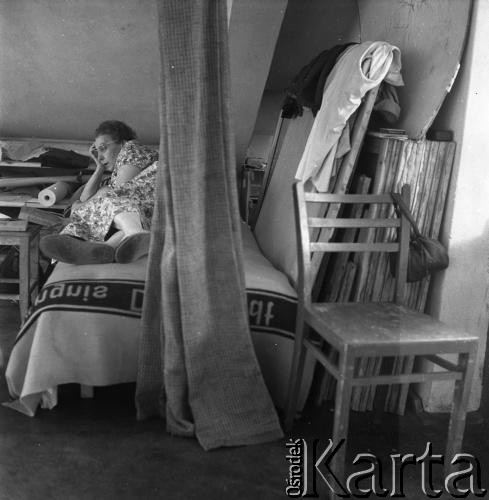 1956, Warszawa, Polska.
Pracownia malarza Andrzeja Mierzejewskiego na Nowym Świecie. 
Fot. Irena Jarosińska, zbiory Ośrodka KARTA

