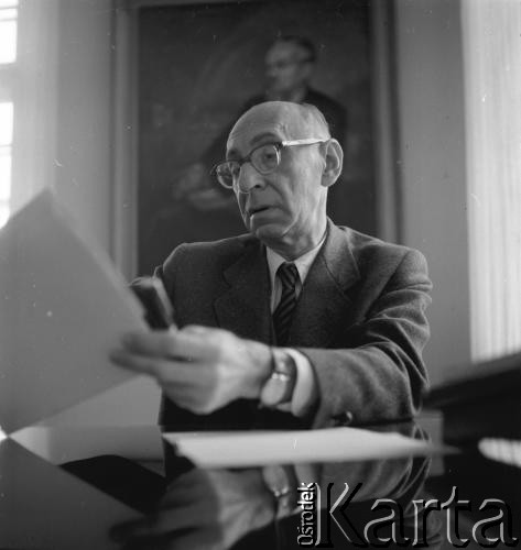 Lata 60., Warszawa, Polska.
Antoni Słonimski (1895-1976) - poeta, dramatopisarz, krytyk literacki, malarz. W latach 50. był prezesem Związku Literatów Polskich. Współzałożyciel Klubu Krzywego Koła.  
Fot. Irena Jarosińska, zbiory Ośrodka KARTA
