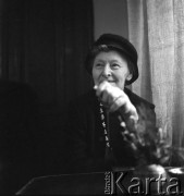 Lata 60., Warszawa, Polska.
Malarka przedwojennej i powojennej awangardy Maria Ewa Łunkiewicz-Rogoyska (Mewa). 
Fot. Irena Jarosińska, zbiory Ośrodka KARTA
