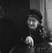 Lata 60., Warszawa, Polska.
Malarka przedwojennej i powojennej awangardy Maria Ewa Łunkiewicz-Rogoyska (Mewa). 
Fot. Irena Jarosińska, zbiory Ośrodka KARTA