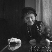 Lata 60., Warszawa, Polska.
Malarka przedwojennej i powojennej awangardy Maria Ewa Łunkiewicz-Rogoyska (Mewa). 
Fot. Irena Jarosińska, zbiory Ośrodka KARTA