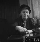 Lata 60., Warszawa, Polska.
Malarka przedwojennej i powojennej awangardy Maria Ewa Łunkiewicz-Rogoyska (Mewa).
Fot. Irena Jarosińska, zbiory Ośrodka KARTA