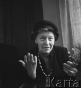 Lata 60., Warszawa, Polska.
Malarka przedwojennej i powojennej awangardy Maria Ewa Łunkiewicz-Rogoyska (Mewa). 
Fot. Irena Jarosińska, zbiory Ośrodka KARTA