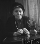 Lata 60., Warszawa, Polska.
Malarka przedwojennej i powojennej awangardy Maria Ewa Łunkiewicz-Rogoyska (Mewa). 
Fot. Irena Jarosińska, zbiory Ośrodka KARTA