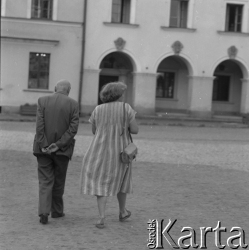 lata 60-te lub lata 70-te, Kazimierz Dolny, Polska
Malarz Henryk Stażewski spaceruje w towarzystwie kobiety.
Fot. Irena Jarosińska, zbiory Ośrodka KARTA