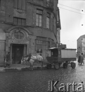 po 1945, Warszawa, Polska
Tramwaj konny przed kamienicą przy ul. Twardej 28.
Fot. Irena Jarosińska, zbiory Ośrodka KARTA