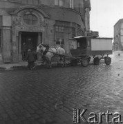 po 1945, Warszawa, Polska
Tramwaj konny przed kamienicą przy ul. Twardej 28.
Fot. Irena Jarosińska, zbiory Ośrodka KARTA