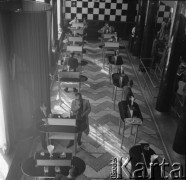 lata 60-te, Warszawa, Polska
Bar samoobsługowy przy ul. Świętokrzyskiej.
Fot. Irena Jarosińska, zbiory Ośrodka KARTA