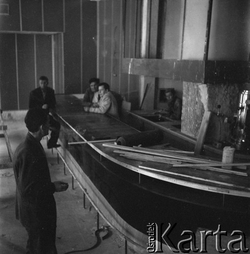 lata 60-te, Warszawa, Polska
Prace remontowe w barze samoobsługowym.
Fot. Irena Jarosińska, zbiory Ośrodka KARTA