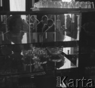 lata 60-te, Warszawa, Polska
Bar samoobsługowy przy ul. Świętokrzyskiej.
Fot. Irena Jarosińska, zbiory Ośrodka KARTA