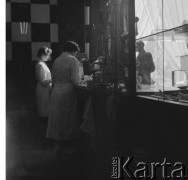 lata 60-te, Warszawa, Polska
Bar samoobsługowy przy ul. Świętokrzyskiej.
Fot. Irena Jarosińska, zbiory Ośrodka KARTA