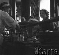 lata 60-te, Warszawa, Polska
Bar samoobsługowy przy ul. Świętokrzyskiej.
Fot. Irena Jarosińska, zbiory Ośrodka KARTA