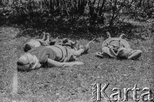 Lata 50., brak miejsca.
Fotografka Irena Jarosińska z synem Markiem i partnerem Zbigniewem Dłubakiem.
Fot. NN, zbiory Ośrodka KARTA