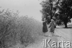 Lata 50., brak miejsca.
Fotografka Irena Jarosińska z matką Zofią Małek.
Fot. NN, zbiory Ośrodka KARTA