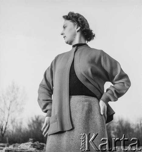 Lata 50., Warszawa, Polska.
Fotografka Irena Jarosińska nad Wisłą.
Fot. NN, zbiory Ośrodka KARTA