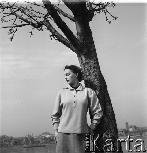 Lata 50., Warszawa, Polska.
Fotografka Irena Jarosińska nad Wisłą.
Fot. NN, zbiory Ośrodka KARTA