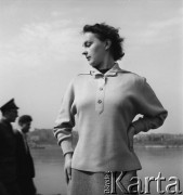 Lata 50., Warszawa, Polska.
Fotografka Irena Jarosińska nad Wisłą.
Fot. NN, zbiory Ośrodka KARTA